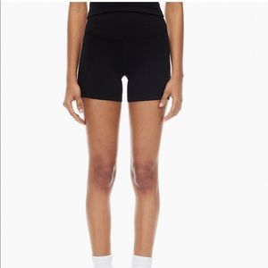 TnaBUTTER™ Cheeky Hi-Rise 5" Short. Aritzia. Size M. Never worn!